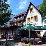 Dworek Familijny Bed & Breakfast