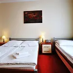 Bed & Breakfast Dworek Familijny 3*