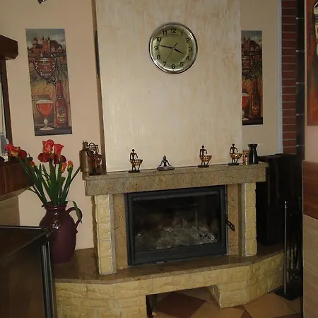 Bed & Breakfast Dworek Familijny 2*