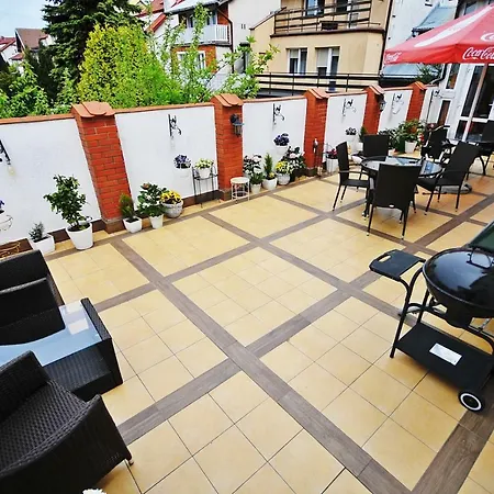 Dworek Familijny Bed & Breakfast 2*