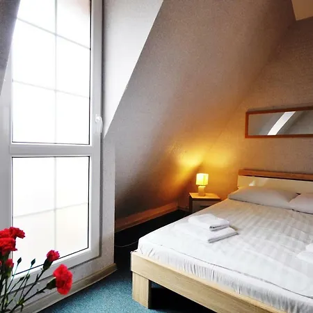 Dworek Familijny Bed & Breakfast 2*