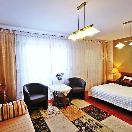 Dworek Familijny Bed & Breakfast 2*