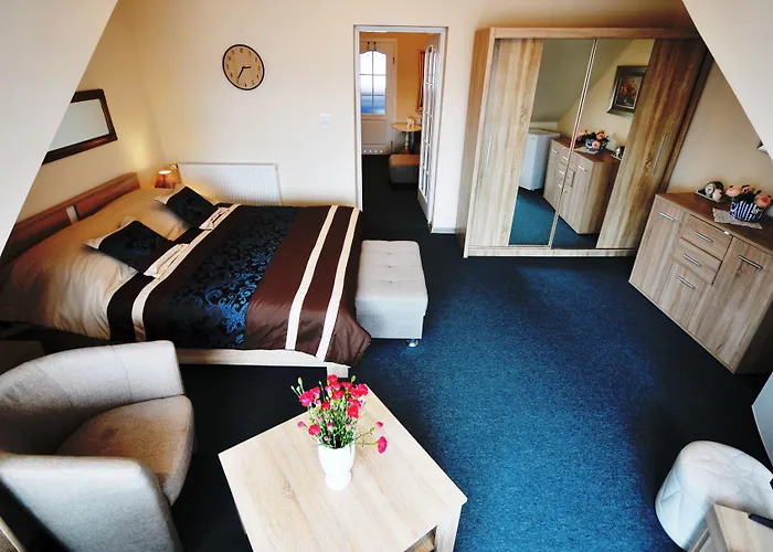 Dworek Familijny Bed & Breakfast