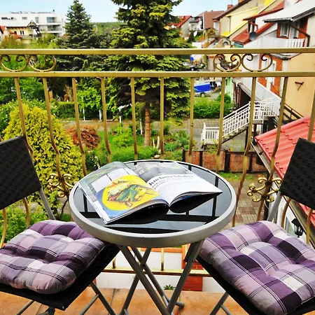 Dworek Familijny Bed & Breakfast